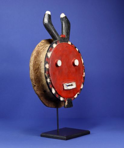 null 
Kplé kplé mask of the goli with a characteristic round face, topped by a pair...