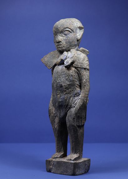  Statue en bois représentant un personnage masculin debout portant un collier composé...