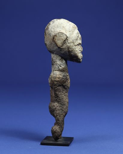  Astonishing macrocephalic statuette, the body disappearing under a crusty material,...