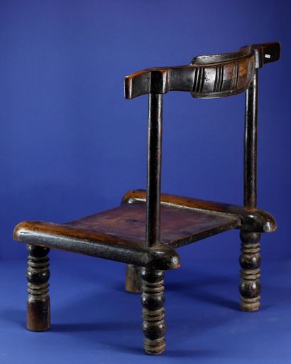  Low chair with a nice patina of use. Wood and metal. Gouro, Ivory Coast. H. 57 cm....