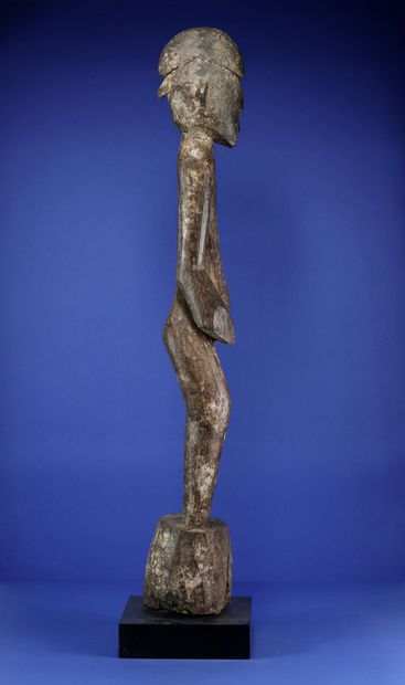  Imposante statue déblé figurant un personnage masculin debout, les bras le long...