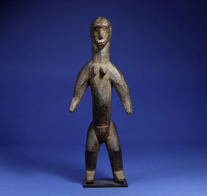  Statue représentant un personnage féminin debout, les bras écartés. Bois à patine...