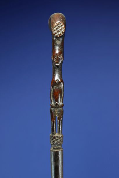  Chief's cane carved at the top with a standing figure. Deep patina of use. Attié,...