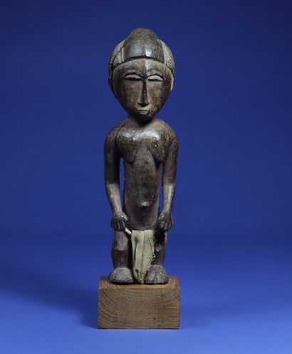  Interesting statue representing a female figure, the arms detached from the body,...