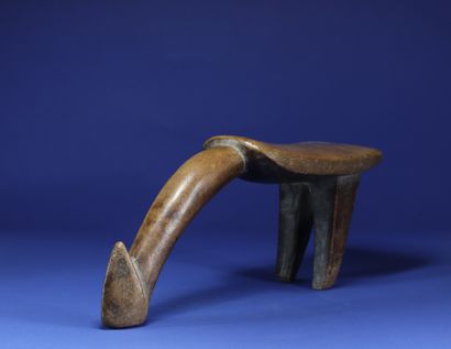 null 
Tabouret tripode. 



Bois à patine mie. l



Lobi, Burkina Faso. 



L. 44...