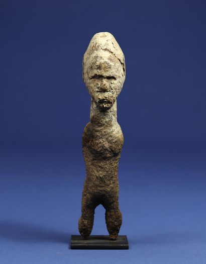 null 
Astonishing macrocephalic statuette, the body disappearing under a crusty material,...