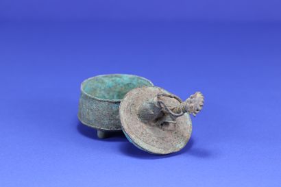 null 
Boîte à poudre d'or kuduo, le couvercle décoré d'un tambourinaire. 



Bronze...