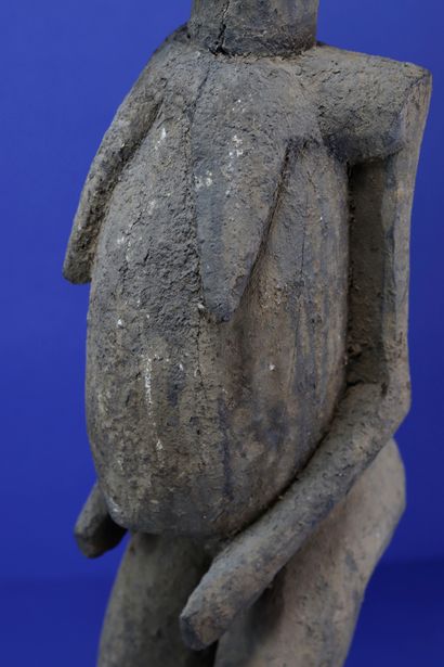  Important female statue with powerful volumes, the chest falling, the belly bulging,...
