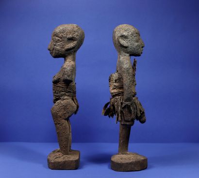 null 
Couple de statues votives en bois recouvertes d'une épaisse matière croûteuse,...