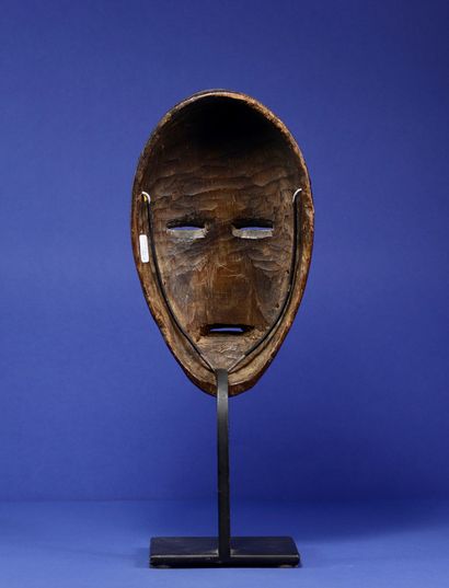 null 
Mask decorated with a row of small horns carved on the forehead, half-closed...