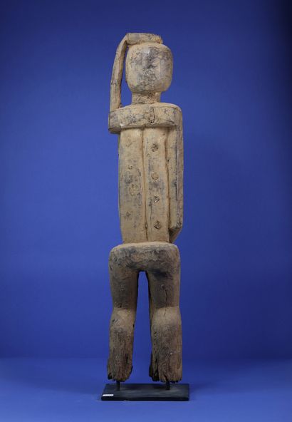  Importante statue féminine représentée debout, le bras gauche levé, la main posée...
