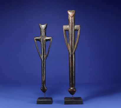  Deux sifflets. Bois. Bwa, Burkina Faso. H. 28 cm et 33 cm. Provenance : - Collection...