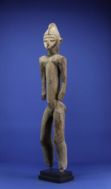 null 
Superb statue representing a standing male figure, the arms free of the body,...