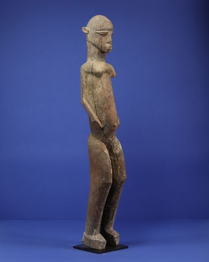  Large statue representing a standing female figure. Beautiful tension in the curve...