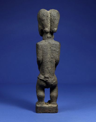 null 
Female statue in standing position, entirely covered with a crusty patina,...