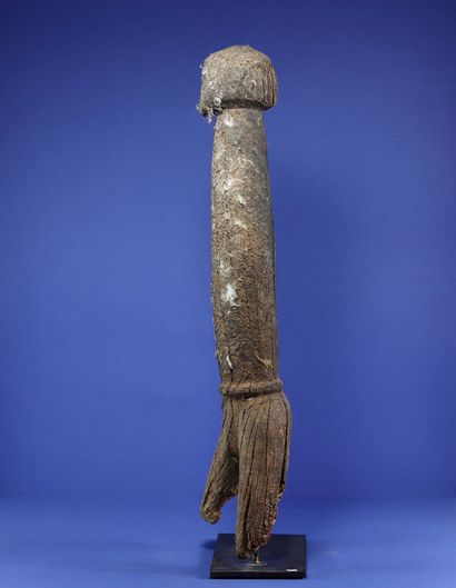  Kpin-seblà effigy representing a male ancestor, the head resting on a tubular trunk...