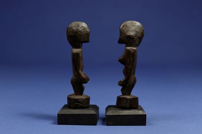 null 
Charming couple of divination statuettes with minimalist features. 



Wood....