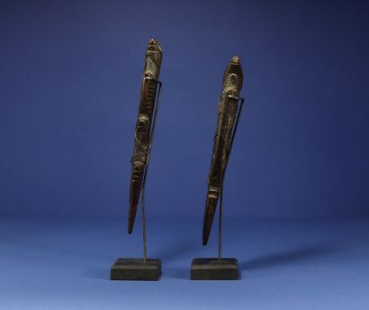 null 
Two whistles. 



Wood and leather. 



Nuna, Burkina Faso. 



H. 24 cm. 



Provenance...