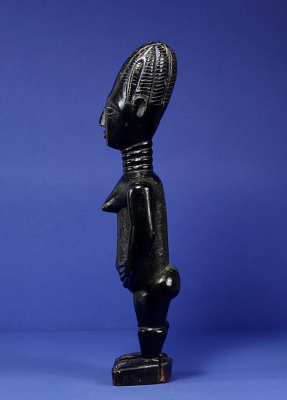  Statue représentant un personnage féminin debout, les bras décollés du corps, les...