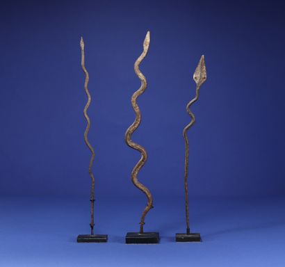  Lot de trois fers votifs en forme de serpent. Lobi, Burkina Faso. H. 29 cm, 32 cm...