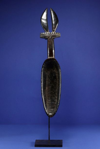  Wakemia spoon, the spoon elongated, the handle decorated with a pair of horns. Wood...