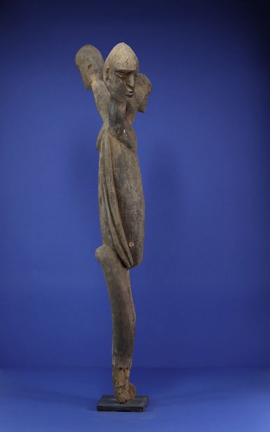  Rare et imposante statue figurant un corps tricéphale, les bras collés au buste...