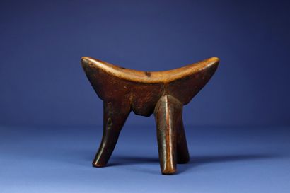  Tripod neckrest. Wood with a beautiful patina of use. Dinka, Ethiopia. L. 21 cm...