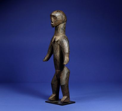  Statue représentant un personnage féminin debout, les bras écartés. Bois à patine...