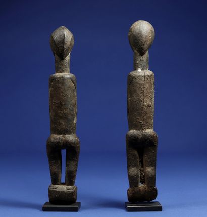 null 
Charmant couple de statuettes aux traits simplifiés. 



Bois à patine croûteuse....