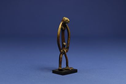  Superbe petit bronze figurant un personnage masculin debout, le corps filiforme...