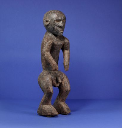 Puissante statue masculine représentant un personnage debout, les jambes fléchies...