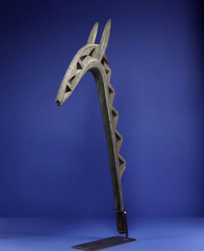  Crosse yo domolo dite « bâton de voleur », représentant une tête de cheval stylisée...