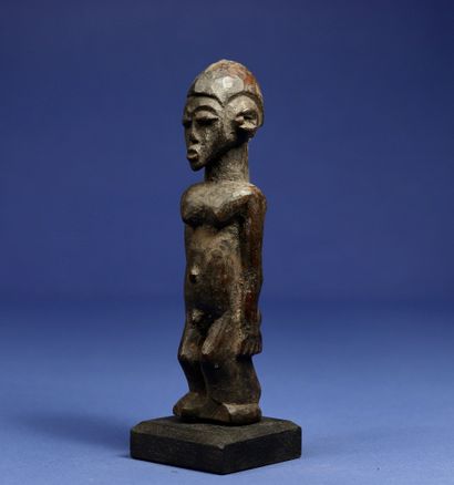 null 
Male statuette in standing position. 



Wood with black patina. 



Lobi,...