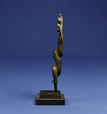 Ritual bronze in the form of a three-headed snake. Gan, Burkina Faso. H. 14 cm....