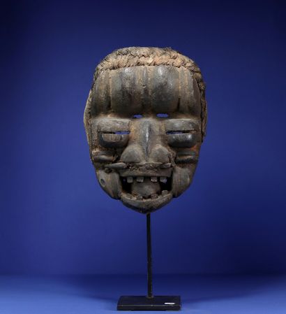 null 
Mask with powerful volumes, bulging eyes, blunt nose, open mouth showing teeth...