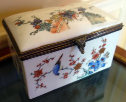 null Rectangular porcelain box in the taste of Chantilly with kakiemon decoration
Brass...