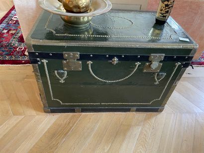 null Important trunk
Green lacquered
With studded decoration
61x90x52 cm.
Accide...