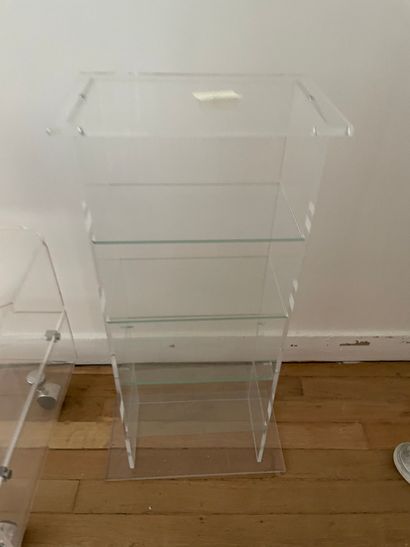 null Trois éléments en plexi comprenant:
Table-basse roulante
Bureau sur roulettes
PEtite...