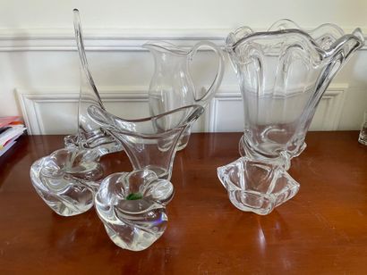 null Lot of glassware including:
Two DAUM candlesticks An ashtray DAUM A Saint Louis...