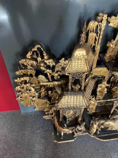 CHINE Fragment of a bedroom
Large palace scene in gold lacquered wood
End of the...