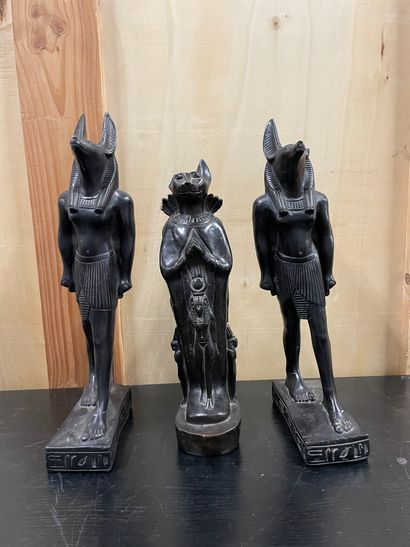EGYPTE Lot de trois sculptures En matière composite Accidents et manques