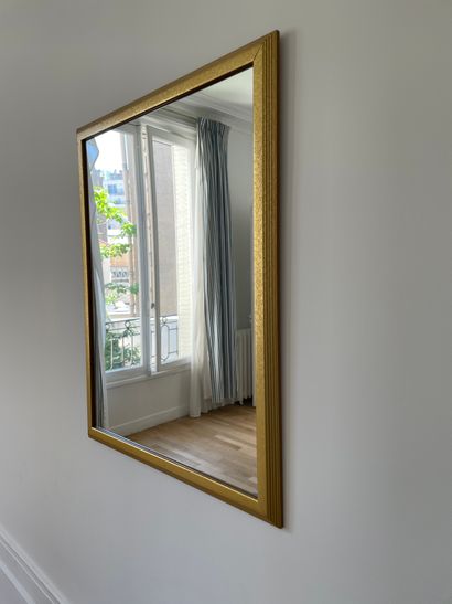 null Small mirror in the Indian taste
In engraved gold veneer
H. 63 cm.
A modern...