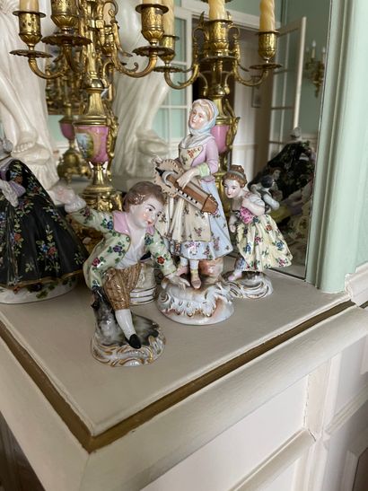 null Suite de sujets et groupes en porcelaine polychrome
Dans le goût de la porcelaine...