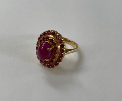  Ring in gold 750/°°°° Centered on a cabochon...