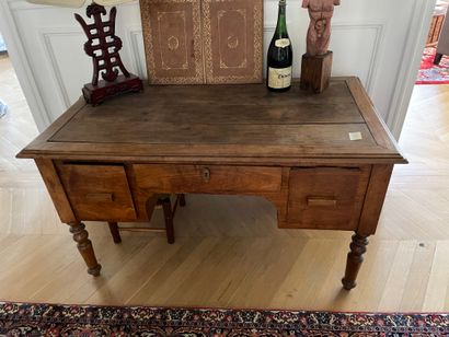 null Desk
In natural wood
Opening in front of three drawers
Moulded top
Resting on...