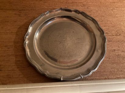 null Pewter dish with contour edge
There is a dish with contour edge centered with...