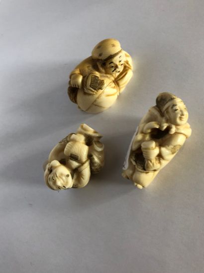 JAPON 
Three small okimonos



In carved ivory late 19th-early 20th c



Dimensions...
