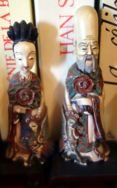  Deux okimonos en ivoire "Couple de dignitaires" H.9,5cm JAPON, fin XIXème siècl...