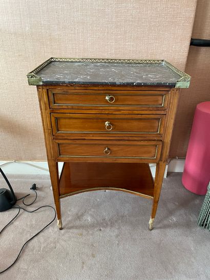 null Small chiffonier table
In veneer
Opening in front by three drawers
The legs...