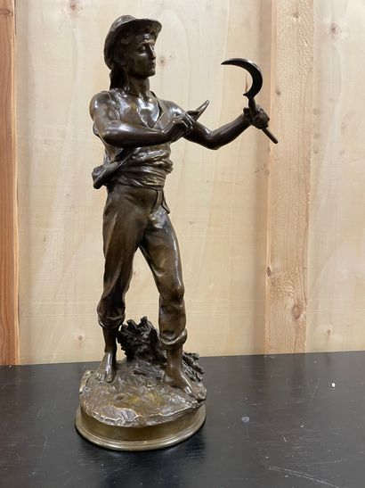 Mathurin MOREAU (1822-1912) 
Jeune paysan à la faucille
En bronze patiné
Signée sur...